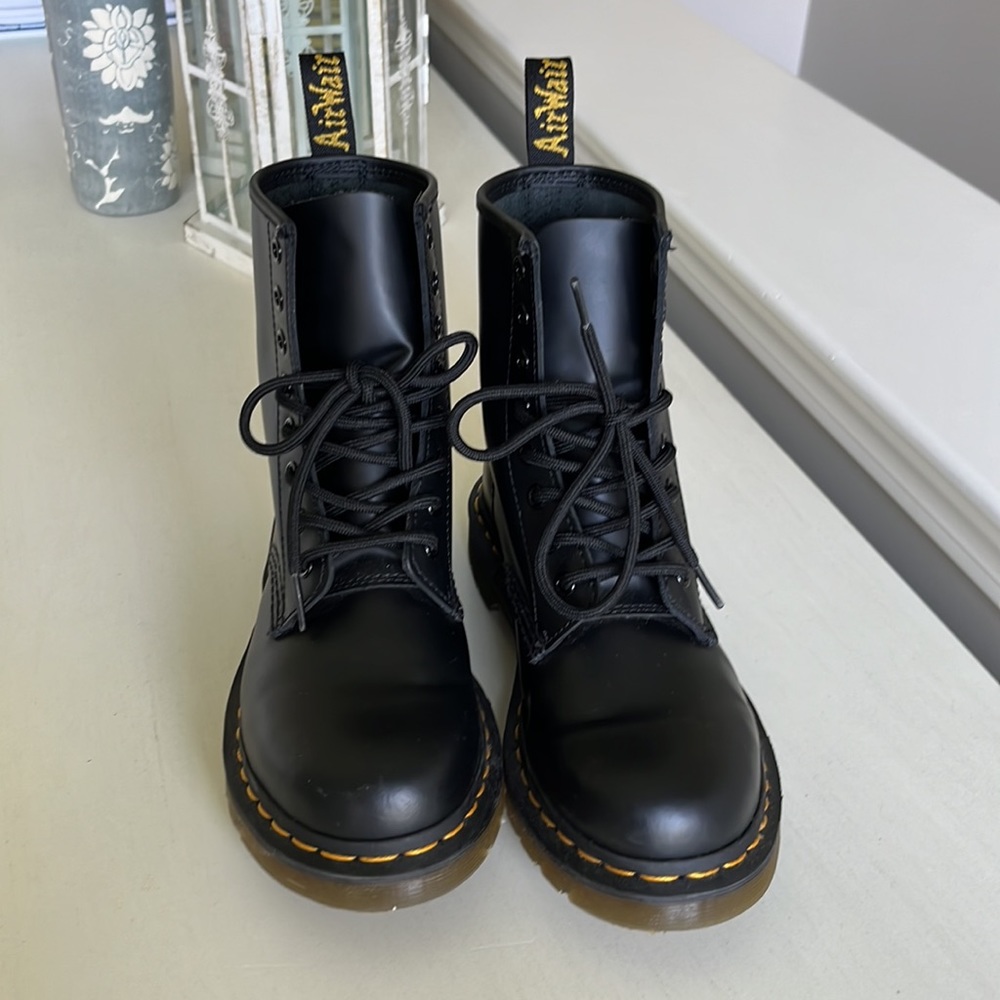 Dr. Martens, Air Wair, Size 7, Black —- LIKE NEW!!!